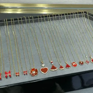 Colar com corrente de ouro vermelho e pingentes de esmalte