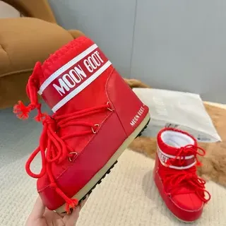 Red Moon Bottes de Style Isolées pour Neige
