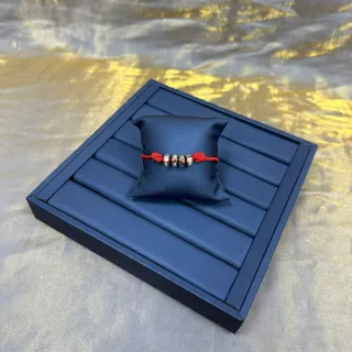 Pulseira de cordão vermelho prateado com quatro contas cilíndricas metálicas