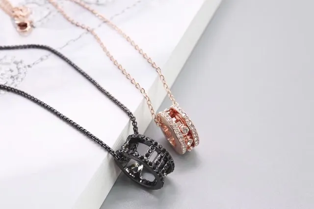 Colliers pendentifs empilés de cristal pavé en or rose et noir 2