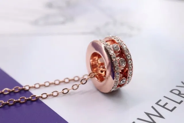 Colliers pendentifs empilés de cristal pavé en or rose et noir 3
