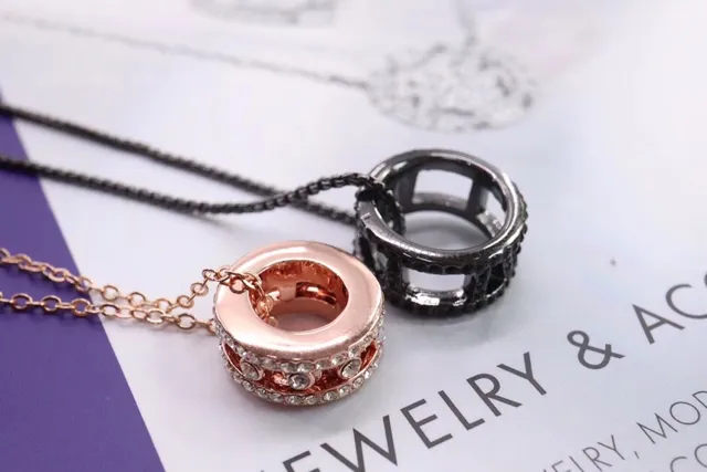 Colliers pendentifs empilés de cristal pavé en or rose et noir 5