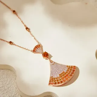 Colar com pingante de forma de leque em ouro rosa com gemas em gradiente