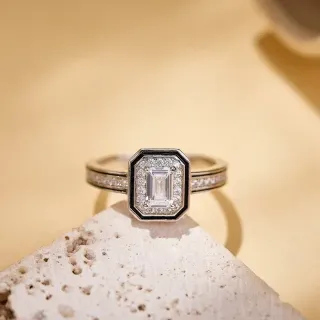 Anillo plata negro esmeralda corte piedra central halo pavé