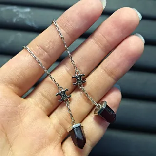 سلسلة فضية بنية حجر مقصوص داكن معلقة