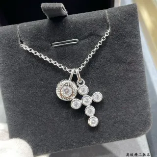 Collier de chaîne en argent avec pierres rondes en bezel