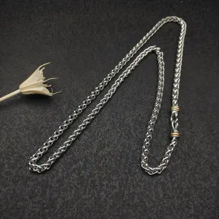 Collar de cadena de eslabones trenzados de metal en plata y oro