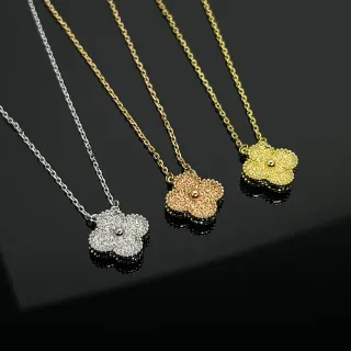 Colar com pingente floral em prata e ouro com textura granulada