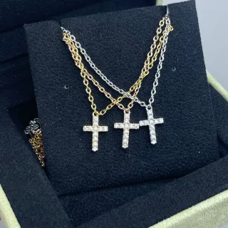 Colar com pingantes de cruz Pavé-Set em prata e ouro, design em camadas com correntes múltiplas