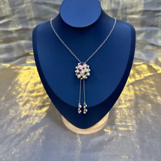 Collier pendentif argent multicolore orné de perles et gemmes