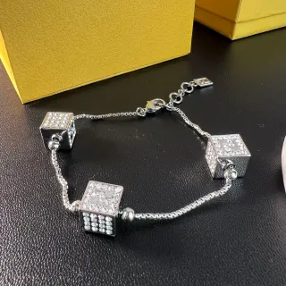 Pulsera de encanto con cristales cúbicos pavé en tono plateado