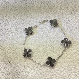 Pulsera con encanto de cinco flores en tono plateado
