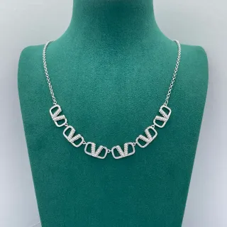 Collar de eslabones geométrico de tono plateado con cristales pavé