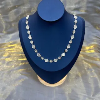 سلسلة قلوب بلون فضي وكريستال بافيه