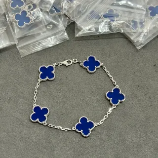 Pulseira de encanto com forma de quatro folhas esmaltada em tons prateados