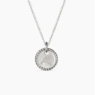 Collar con colgante inicial A en tono plata con borde de cuerda