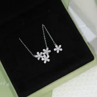 Colar com motivo floral em prata branca pavé de cristais