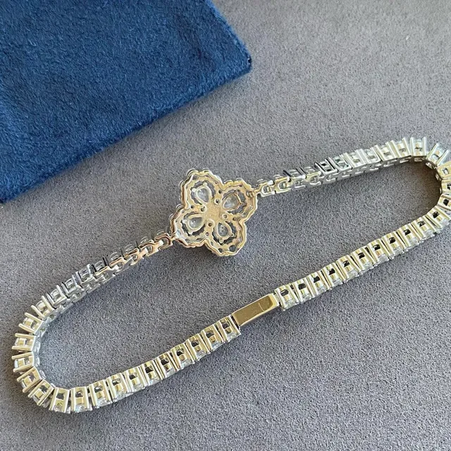 Bracelet Argent Blanc avec Pierres Pavé Style Diamant Centre Floral Quatrefoil 2