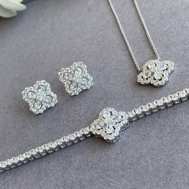 Bracelet Argent Blanc avec Pierres Pavé Style Diamant Centre Floral Quatrefoil 4