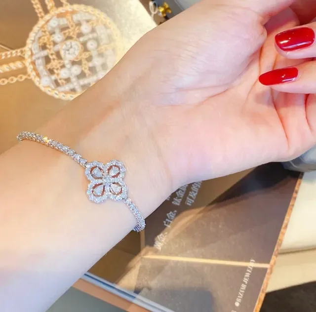 Bracelet Argent Blanc avec Pierres Pavé Style Diamant Centre Floral Quatrefoil 9