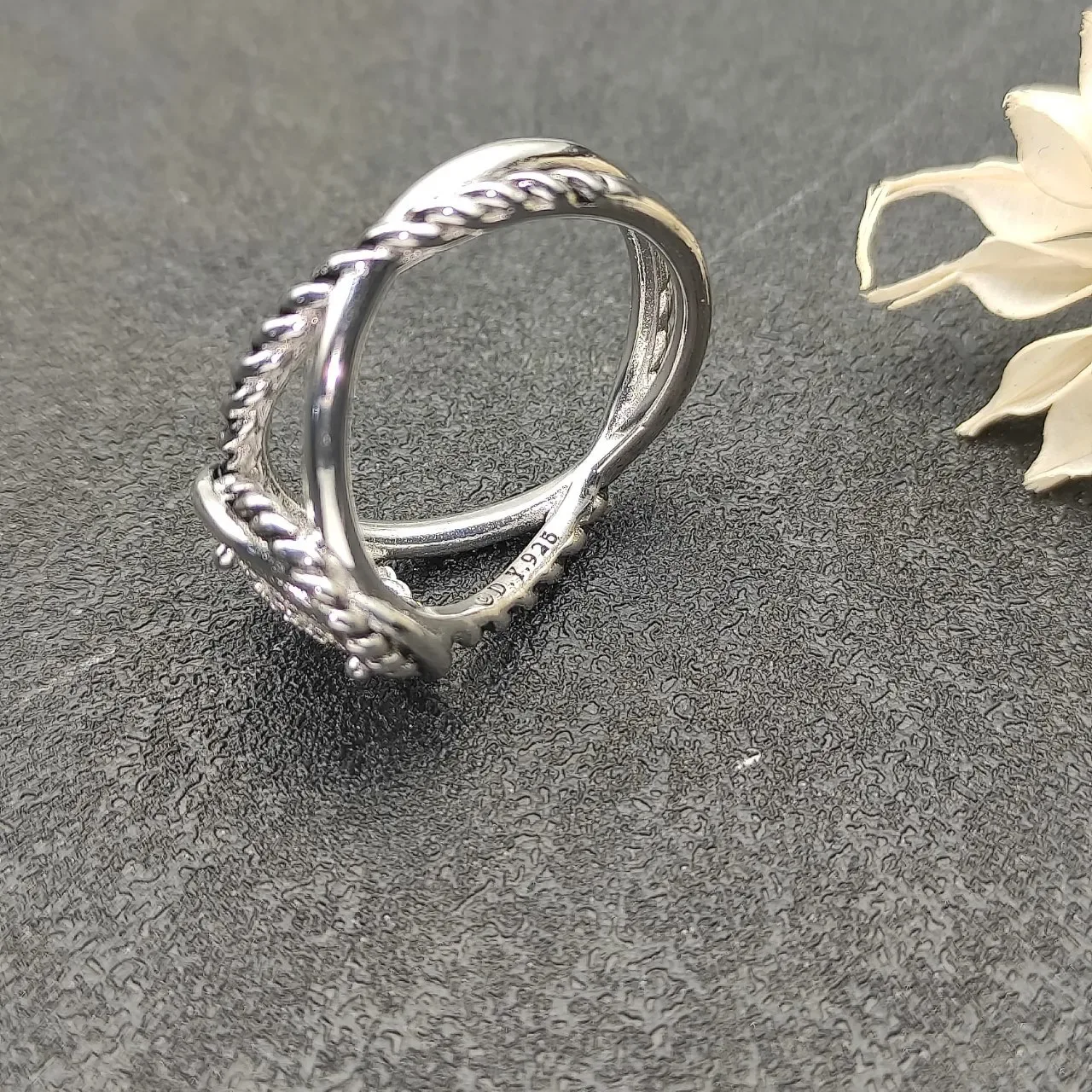 Silver White Pavé-Set Square Face Twisted Rope-Style Band Ring 6