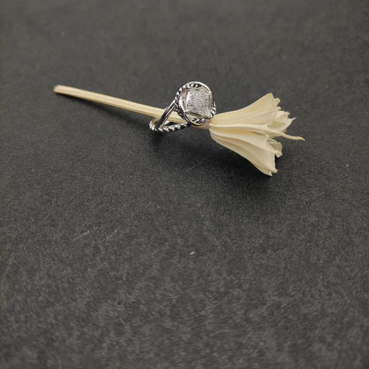 Silver White Pavé-Set Square Face Twisted Rope-Style Band Ring 9