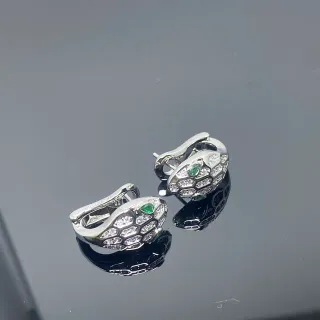 Motivo de cabeça de serpente Pavé Branco e Verde Gemstone Brincos de aro com articulação
