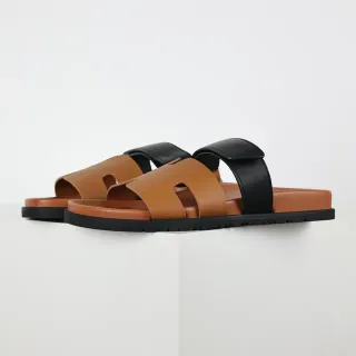 Sandales casuales à deux brides couleur tan et noir