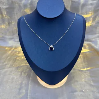 Collier pendentif en gemme bleue halo-set triangulaire