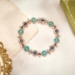Pulseira com inlay de turquesa e gemas, motivo geométrico em tom dourado
