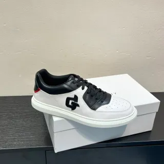 Tênis lifestyle branco e preto com logo monograma
