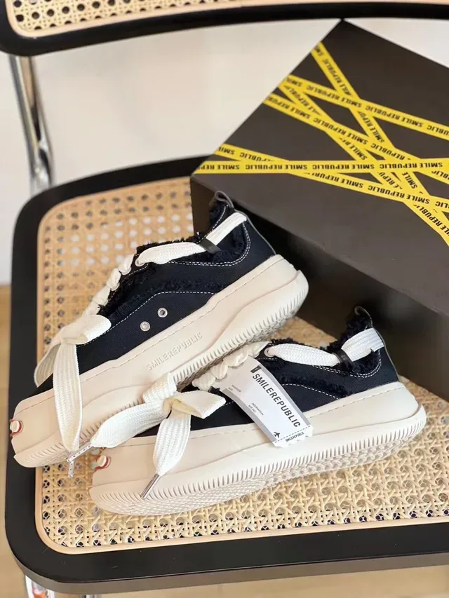 White Black Platform Sole Fuzzy Collar Trim Sneakers 18