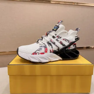 Zapatillas blancas multicolores de malla con impresión camo superpuesta