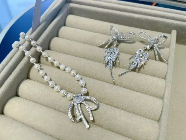 White Silver Pearl Strand Crystal-Embellished Bow Necklace 3