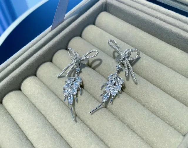White Silver Pearl Strand Crystal-Embellished Bow Necklace 4