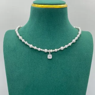 Collar de perlas blancas y plateadas con perlas graduadas y talla ajustable