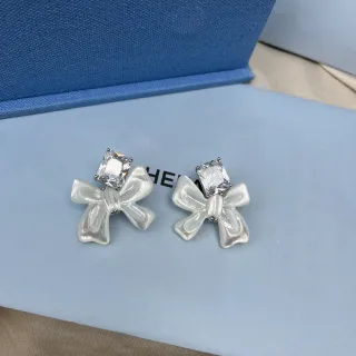 Brincos de resina pearlizada transparente em forma de laço branco