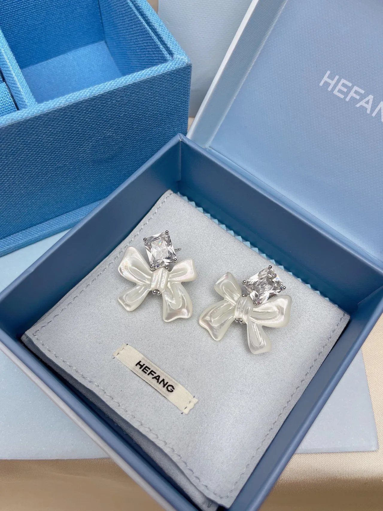 White Transparent Bow-Shaped Pearlized Resin Earrings 3