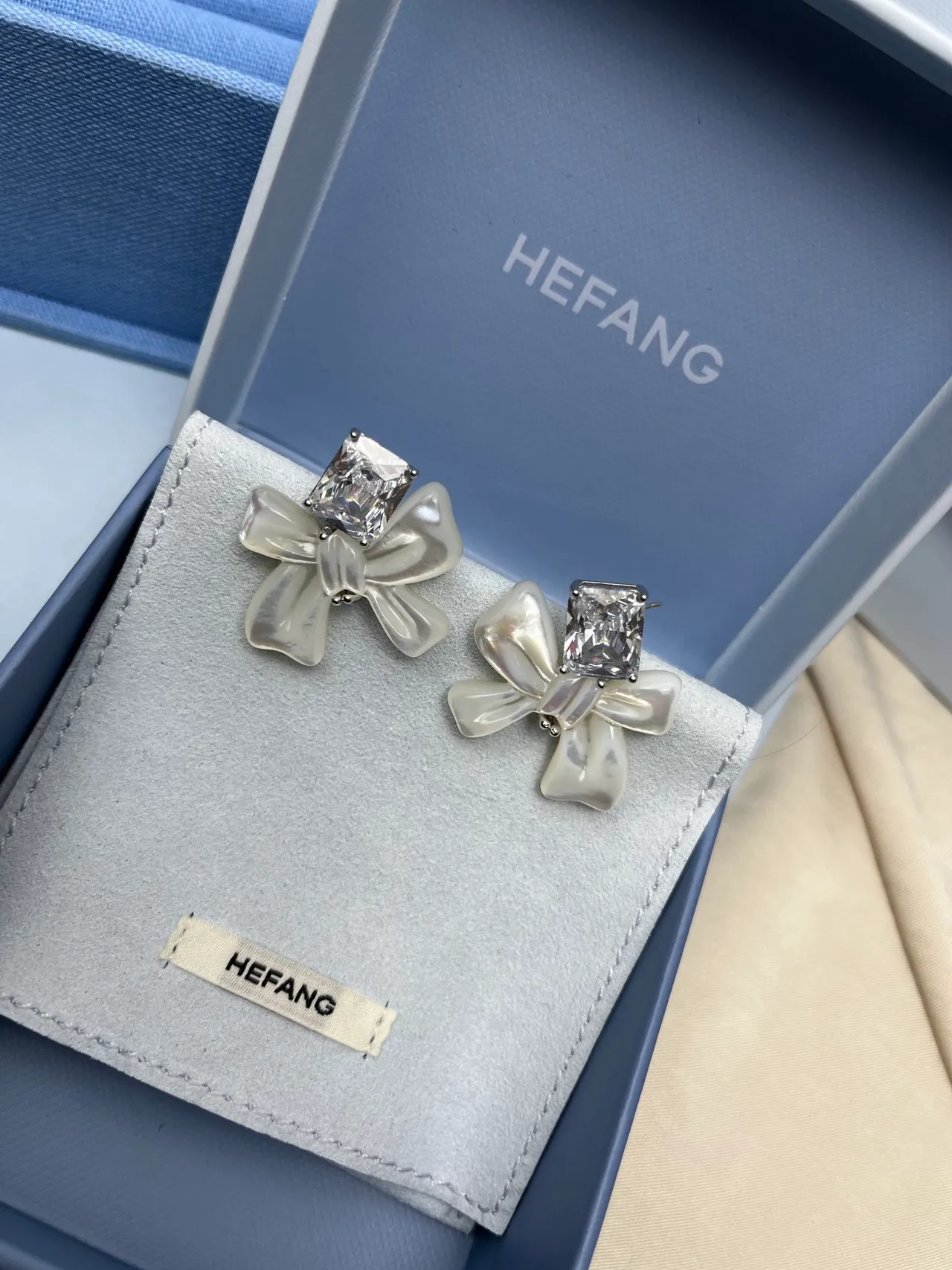 White Transparent Bow-Shaped Pearlized Resin Earrings 4