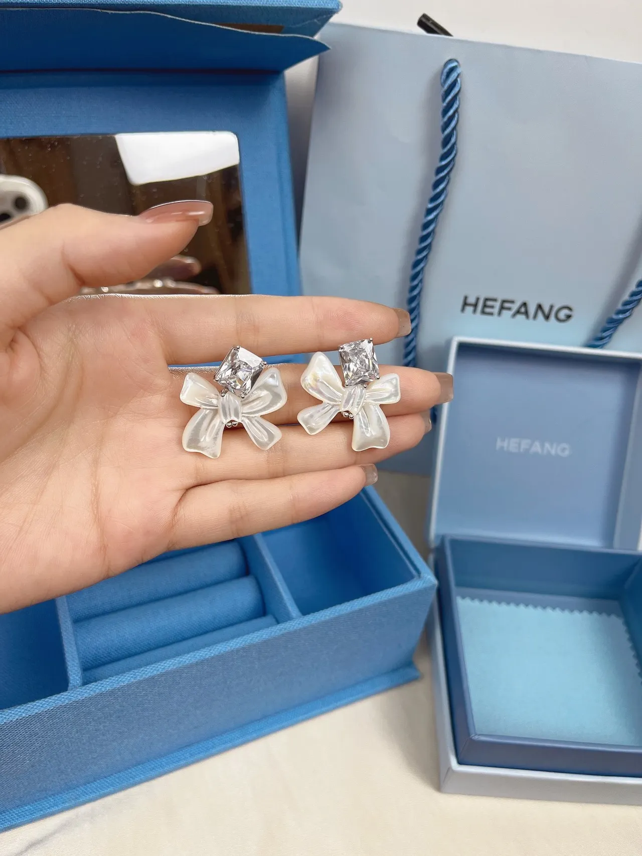 White Transparent Bow-Shaped Pearlized Resin Earrings 6
