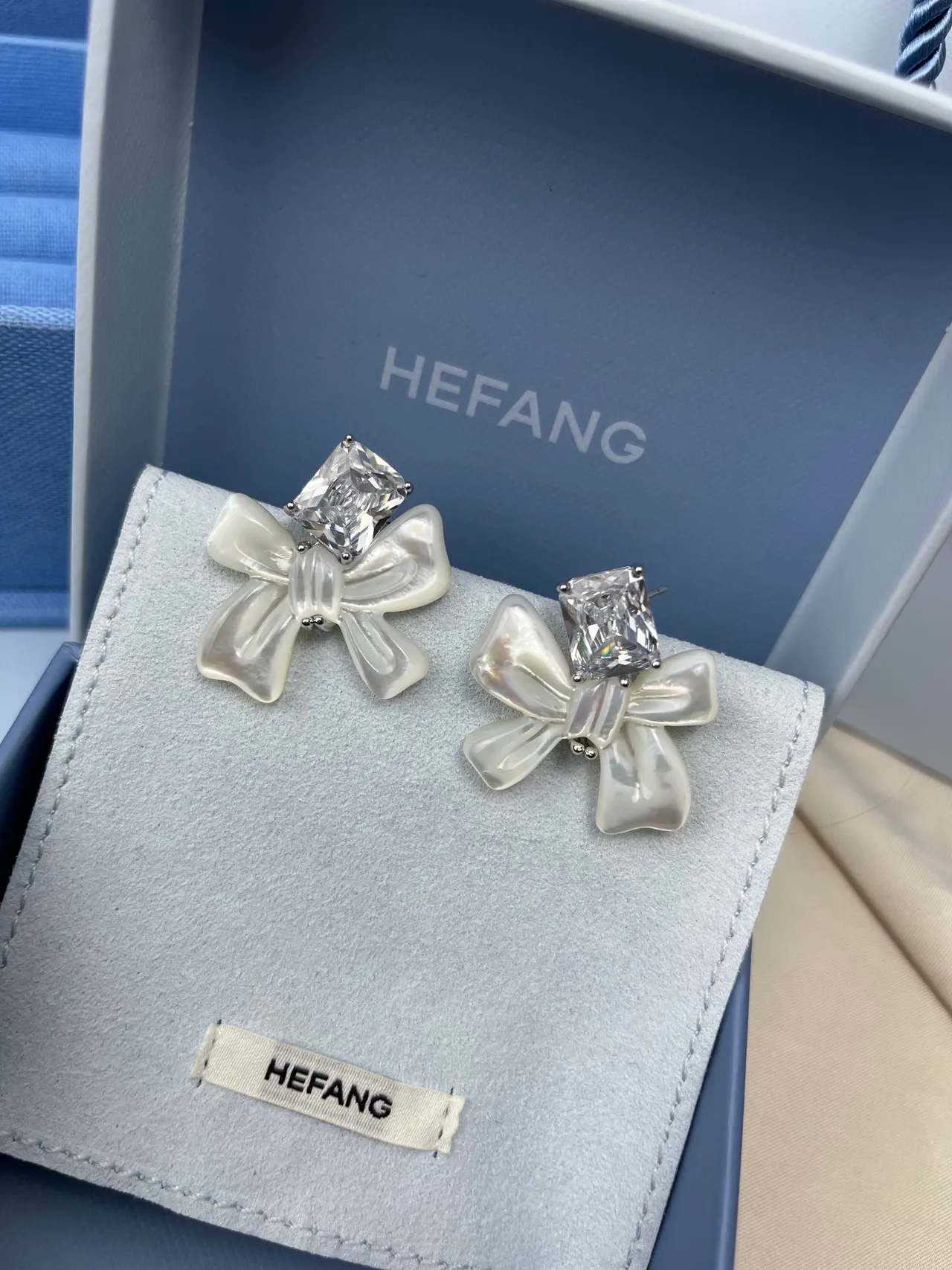 White Transparent Bow-Shaped Pearlized Resin Earrings 9