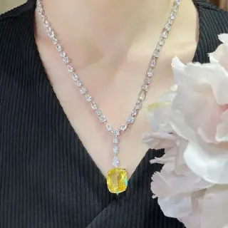 قلادة حجر كريم أصفر مقصوص cushion-cut مرصعة بالألماس
