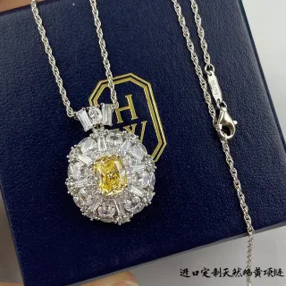 Collar de plata y oro amarillo con halo de cluster, centro de corte en almohadilla
