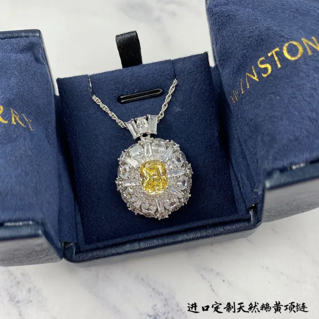 Collier centre de coupe en coussin d'or jaune et argent avec halo de cluster 2