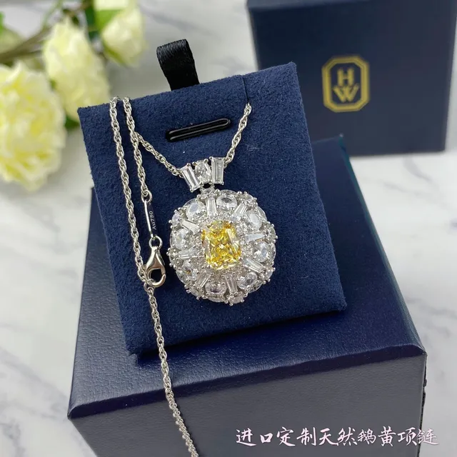 Collier centre de coupe en coussin d'or jaune et argent avec halo de cluster 3