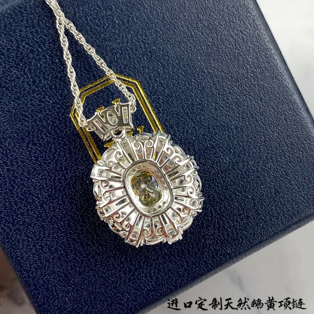 Collier centre de coupe en coussin d'or jaune et argent avec halo de cluster 5