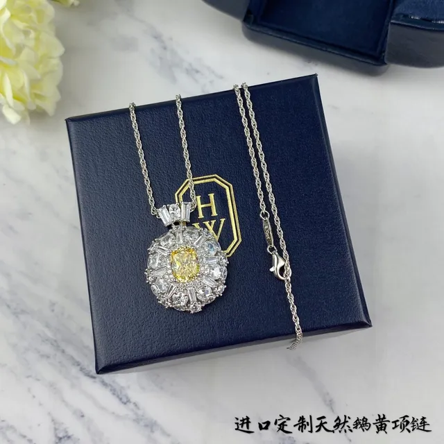 Collier centre de coupe en coussin d'or jaune et argent avec halo de cluster 7