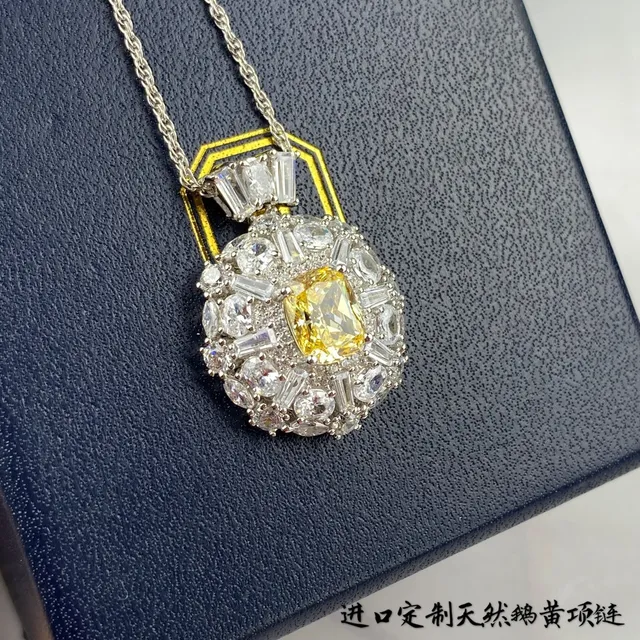 Collier centre de coupe en coussin d'or jaune et argent avec halo de cluster 8