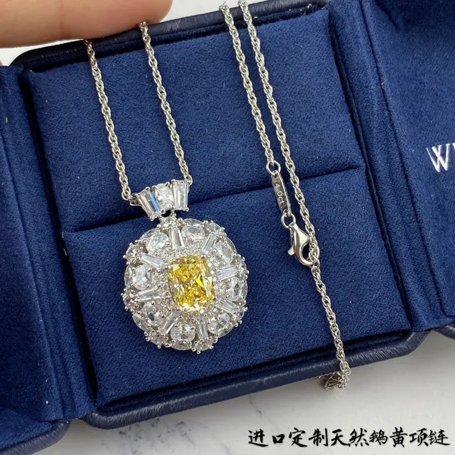Collier centre de coupe en coussin d'or jaune et argent avec halo de cluster 9