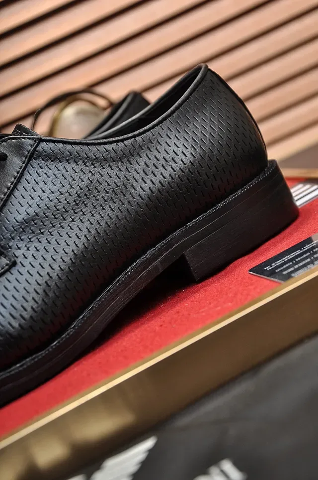 Giorgio Armani Chaussures Oxford Noires à Bout de Cap avec Texture Perforée 2